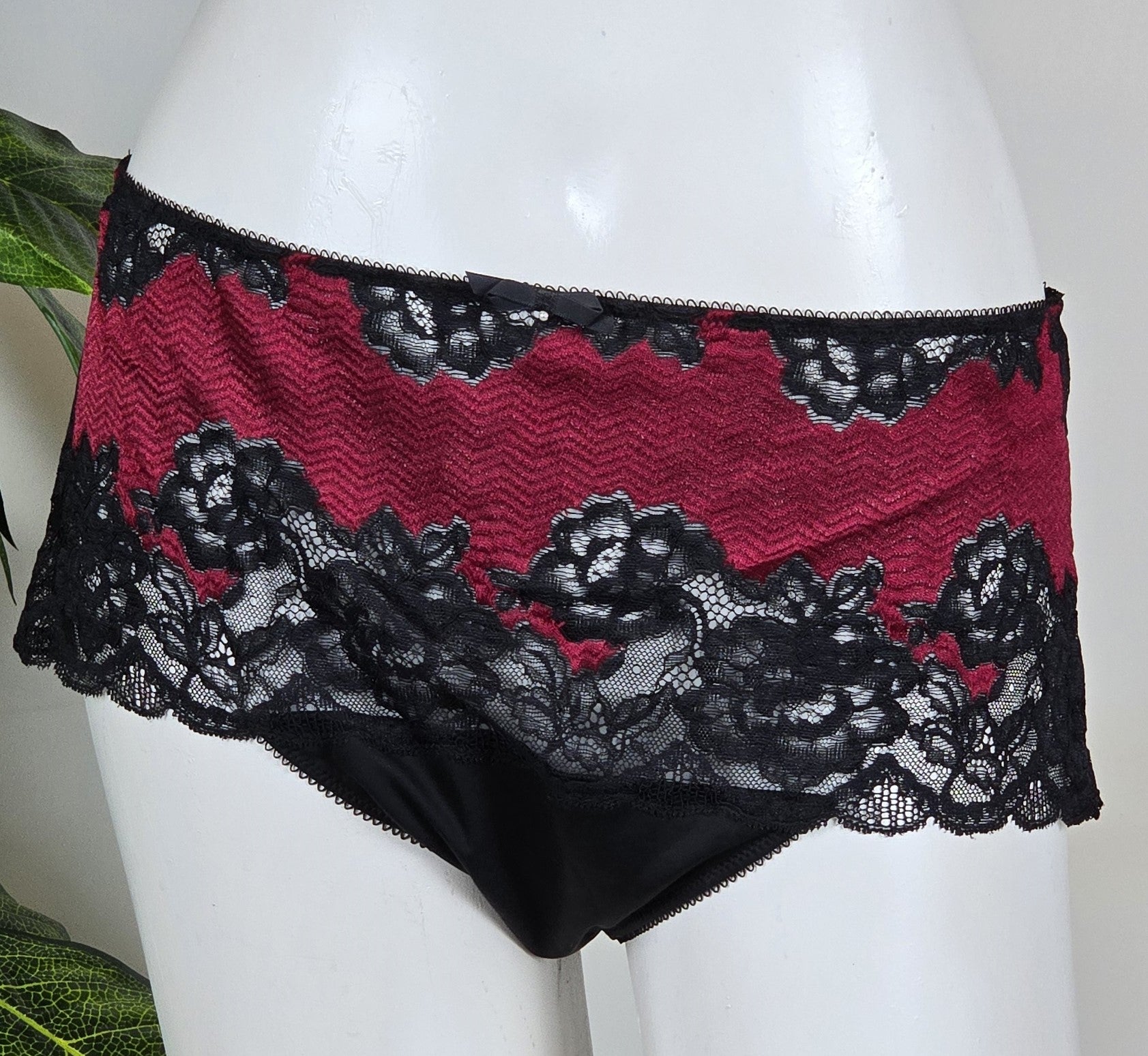 M&S Flatter Me Special Glamour Floral Lace Scallop Shorts