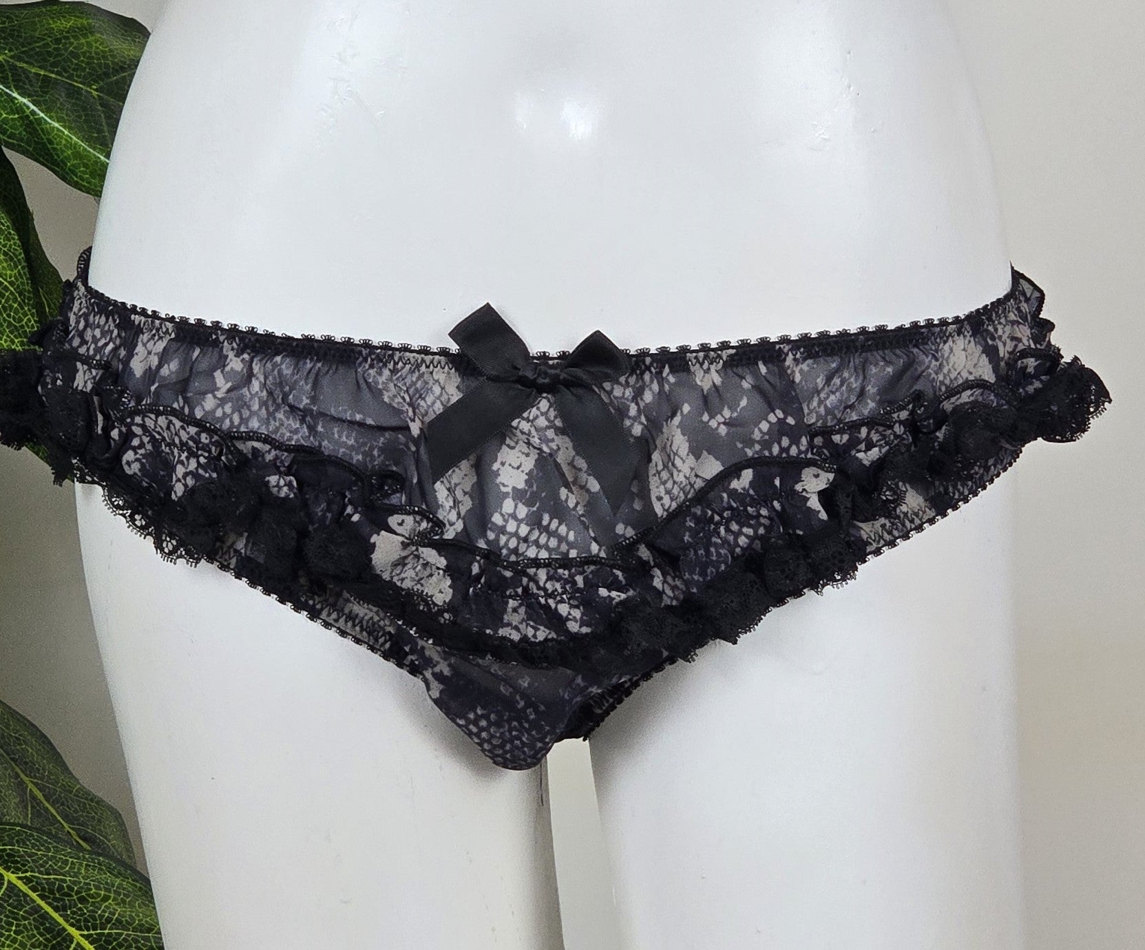 La Senza Snake Lace Frill Scrunch Brief